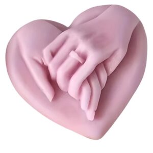 figura rosada de manos tomadas sobre corazón