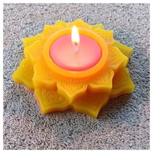 porta vela en forma de flor color amarillo con vela rosada encendida
