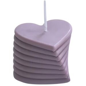 vela morada en forma de espiral de corazones
