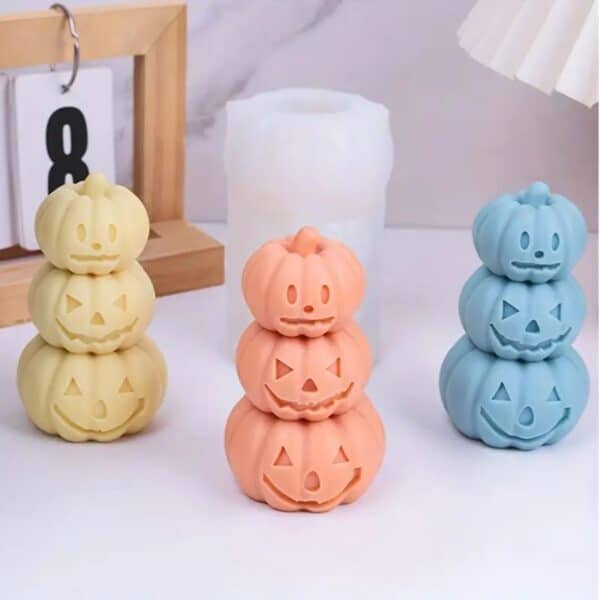 velas en forma de calabazas triples