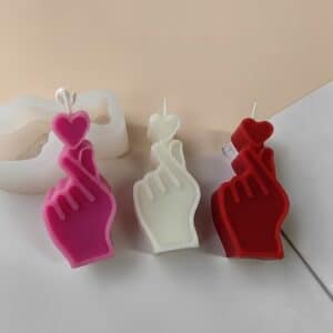 Molde de silicona en forma de mano sosteniendo corazón